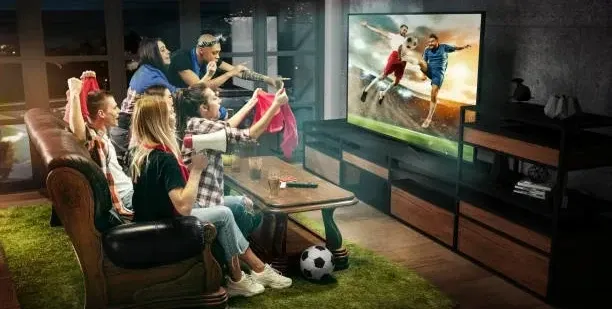 Pessoas Assistindo Futebol na Tv